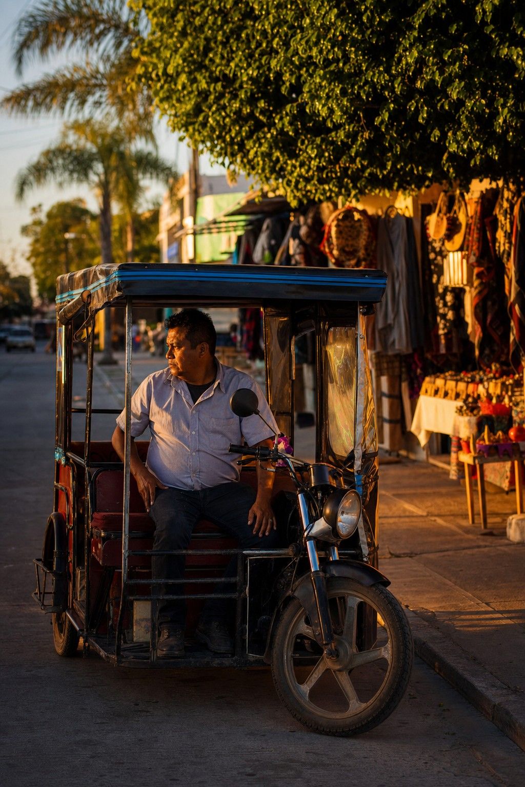 Mototaxi trabajando en una calle de Tonalá con luz cálida